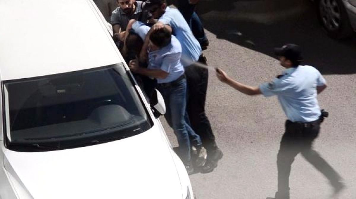Polis Kavgayı Ayırmak İçin Önce Biber Gazı Sıktı, Sonra Su Döküp Yardım Etti