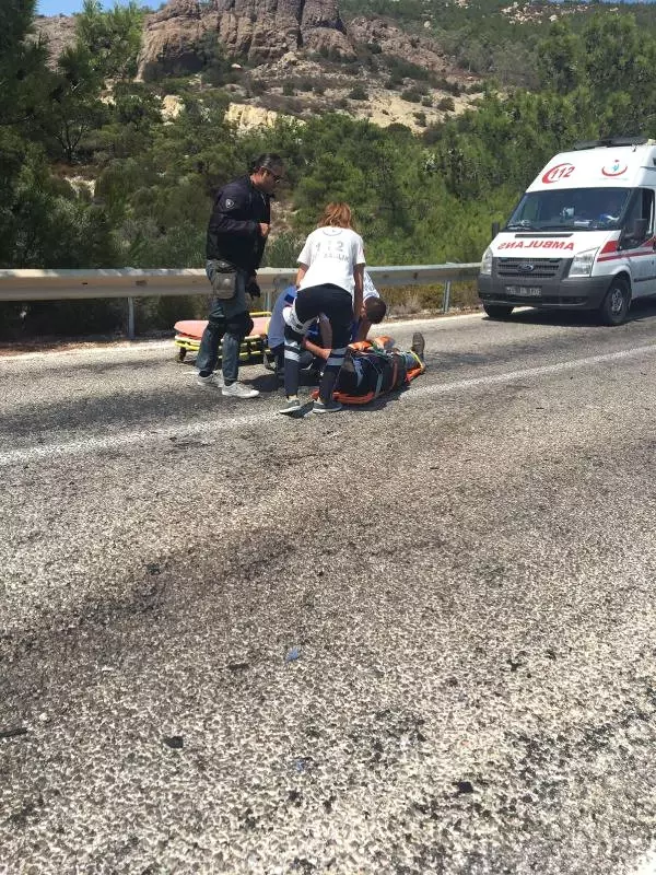 Foça'da Trafik Kazası: 1'i Ağır 3 Yaralıı
