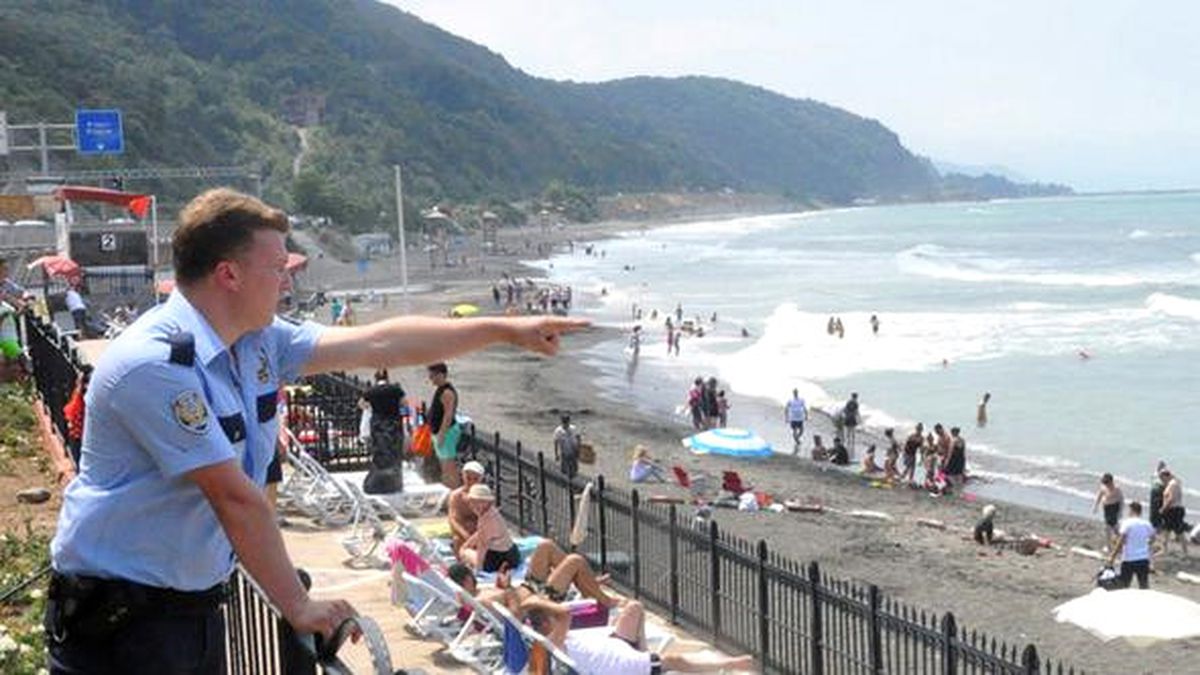 Zonguldak'ta Denize Girenler, Polis Tarafından Tek Tek Çıkarıldı
