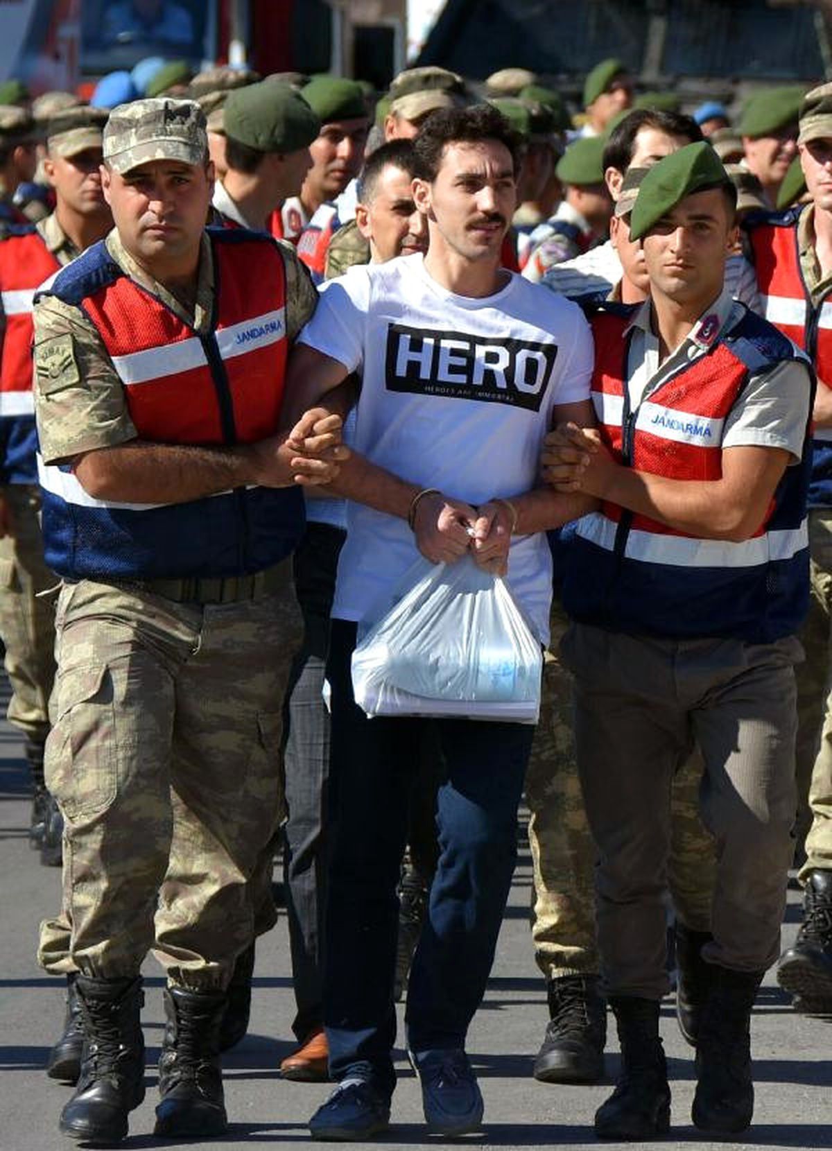 Son Dakika! 'Hero' Tişörtü Giyen Darbeciye ve Ablasına Dava Açıldı, 5 Görevli Açığa Alındı
