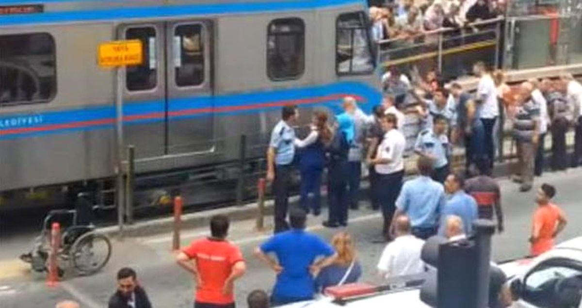 İstanbul'da Tramvay'ın Kadına Çarptığı Anlar Kamerada! Gören Yardıma Koştu