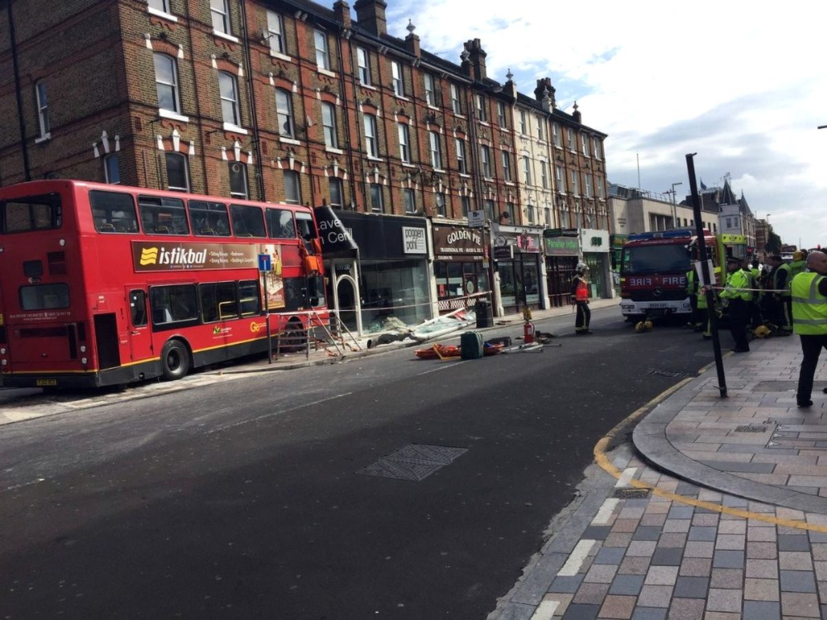 Londra'da Yolcu Otobüsü Mağazaya Girdi