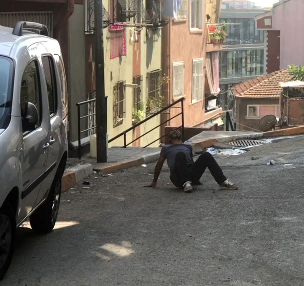 Bonzai Krizine Giren Genç, Kendini Yerden Yere Vurdu