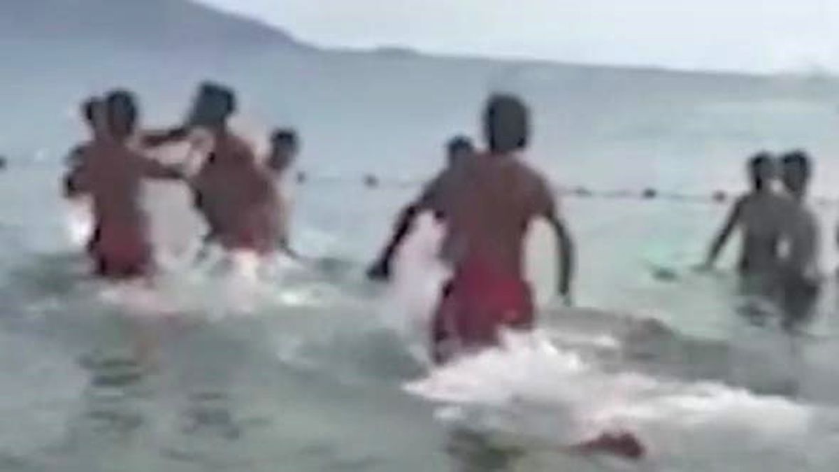 'Açılmayın' Uyarısına Aldırış Etmeyen Genç Adamı, Cankurtaranlar Tekme Tokat Dövdü
