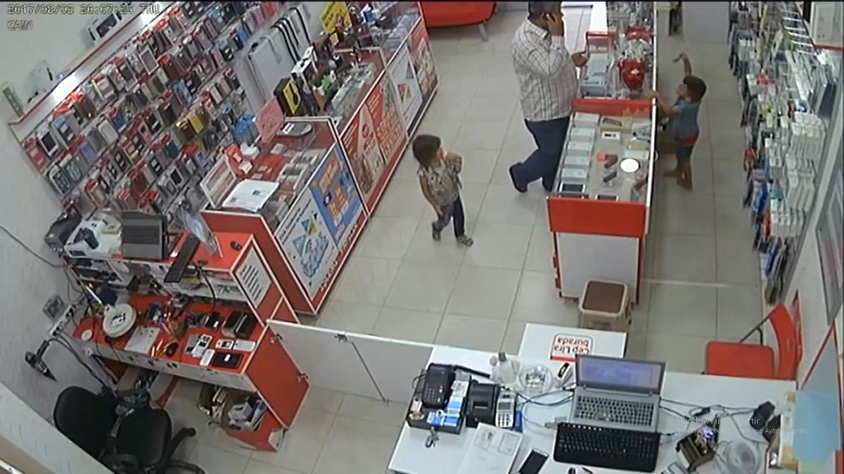 Telefon Dükkanına Giren Baba, Verdiği İşaretle Çocuğuna Hırsızlık Yaptırdı