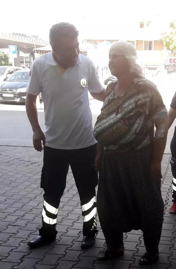 Boğanın Tekmelediği Yaşlı Kadın, Hastanelik Oldu