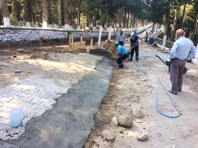 Demirci Mezarlıkları Bayrama Hazırlanıyor