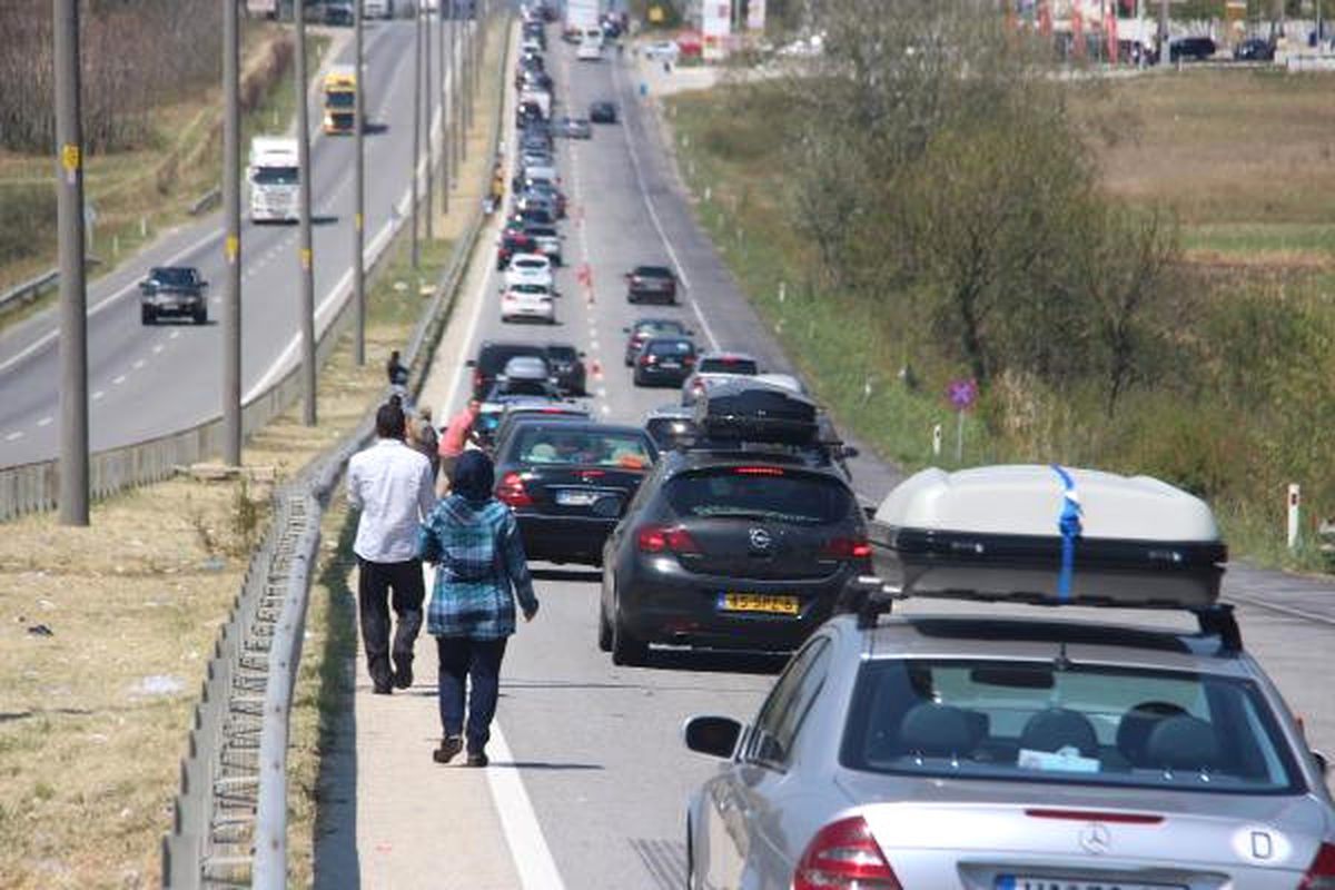 Gurbetçilerin Dönüş Çilesi! Kapıkule'de Kuyruk 5 Kilometreyi Buldu