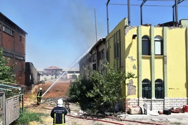 Malatya'da 2 Kutu Fabrikası Alev Alev