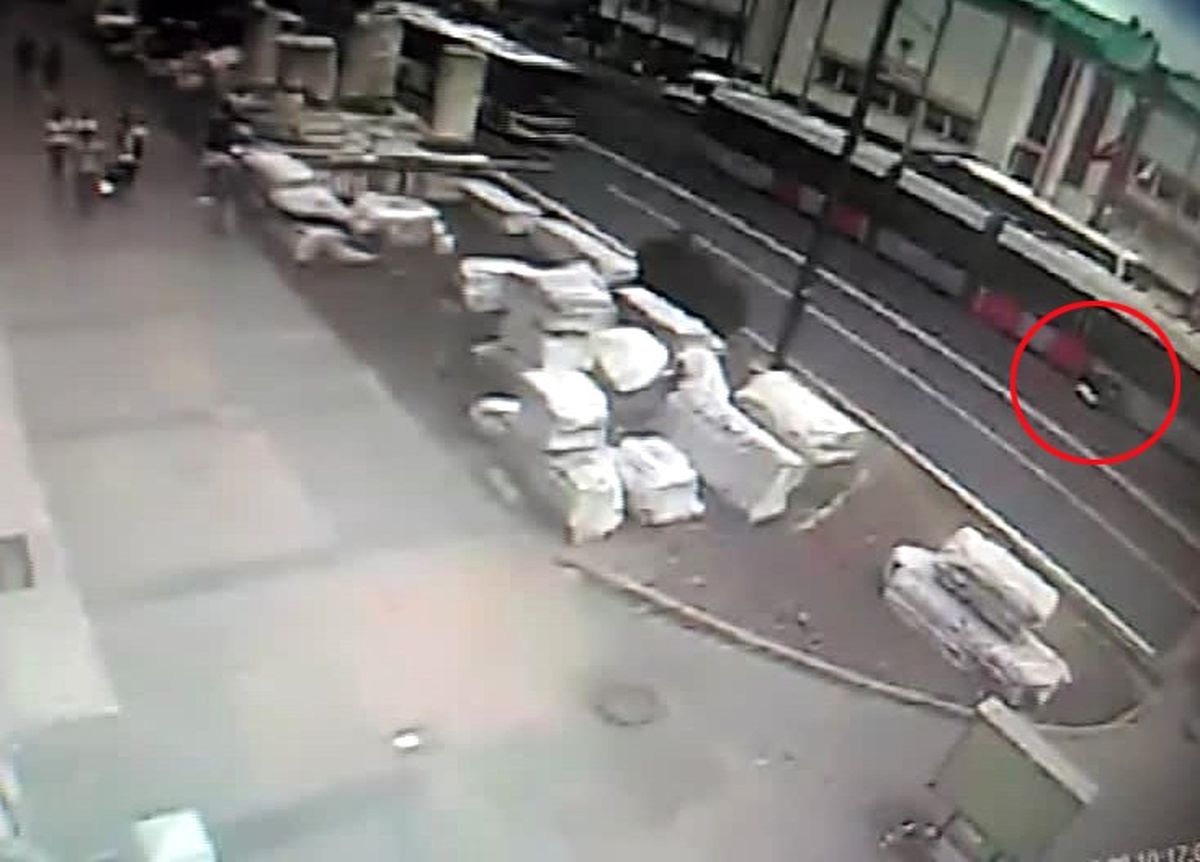 Laleli'de, İki Tramvayın Arasında Kalan Motosikletli Ölümden Döndü