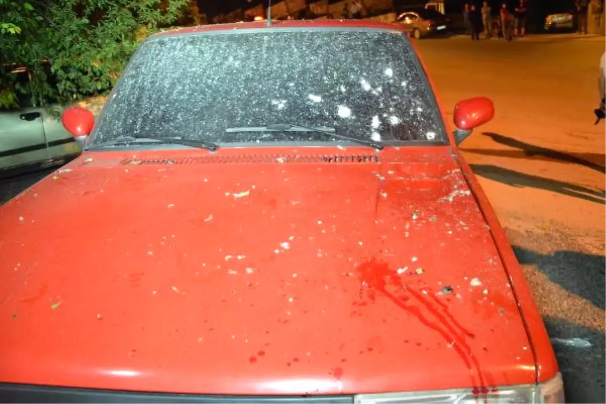 Otomobilin Üzerine Bırakılan Patlayıcı İnfilak Etti: 2 Yaralı