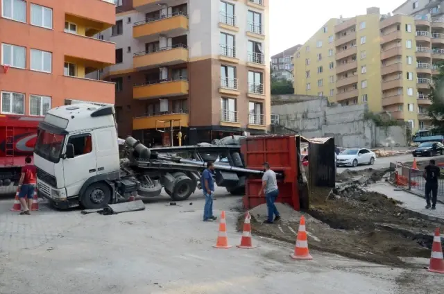 Yük Boşaltan Çekici Devrildi, Faciadan Dönüldü