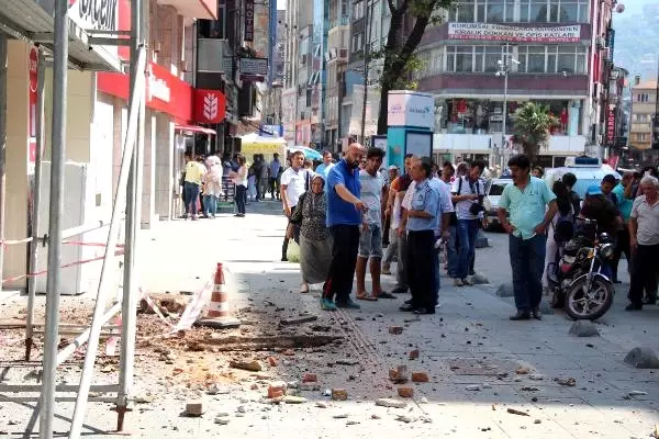 Tadilattaki Binadan Düşen Sıva ve Tuğla Parçaları Korkuttu