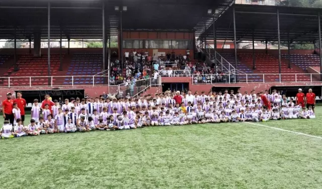Yaz Futbol Okuluna Gelen 240 Genç Yeteneğe Sertifikalarını Başkan Uysal Verdi
