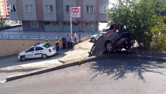 El Freni Boşalan Otomobil Duvardan Aşağı Uçtu