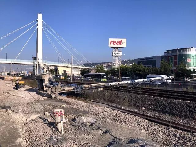 Güncelleme - Kocaeli'de Yht Hattına İş Makinesi Devrildi