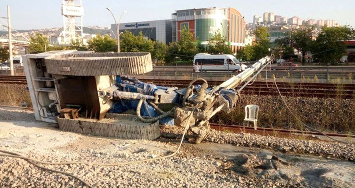İzmit'te Tren Yoluna İş Makinesi Devrilince Seferler Durduruldu