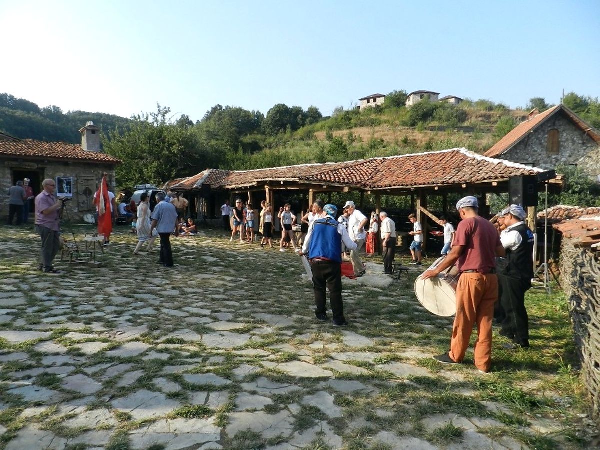 Kosova'nın Geleneklerini Sergileyen 'Etno Fest' Başladı