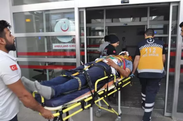 Otomobil ve Minibüs Birbirine Girdi: 7 Yaralı