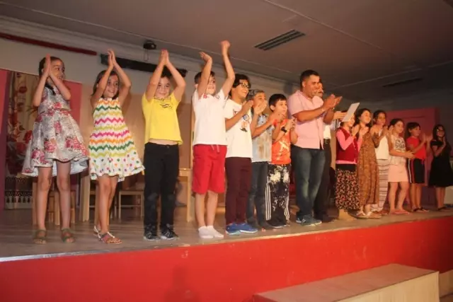 Sarıgöllü Öğrencilerin Tiyatro Gösterisi Beğenildi