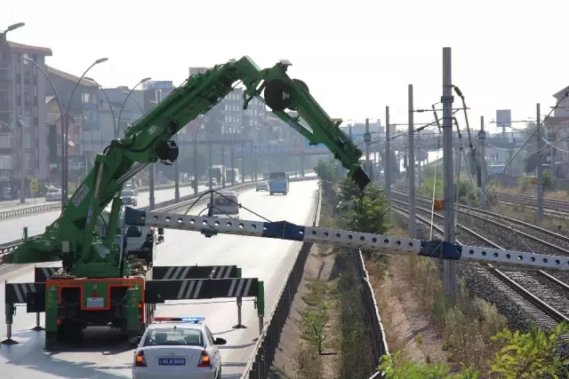 Tren Yoluna Devrilen Sondaj Makinesini Kaldırma Çalışmaları Devam Ediyor