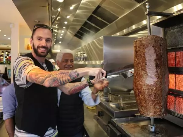 Dünya Şampiyonu Ramil Döner Kesip, Kebap Pişirdi