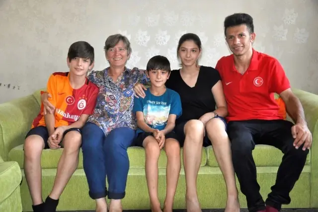 Eşinden Ayrılan Rus Kadın, İşitme Engelli Üvey Oğlunu Bırakmadı