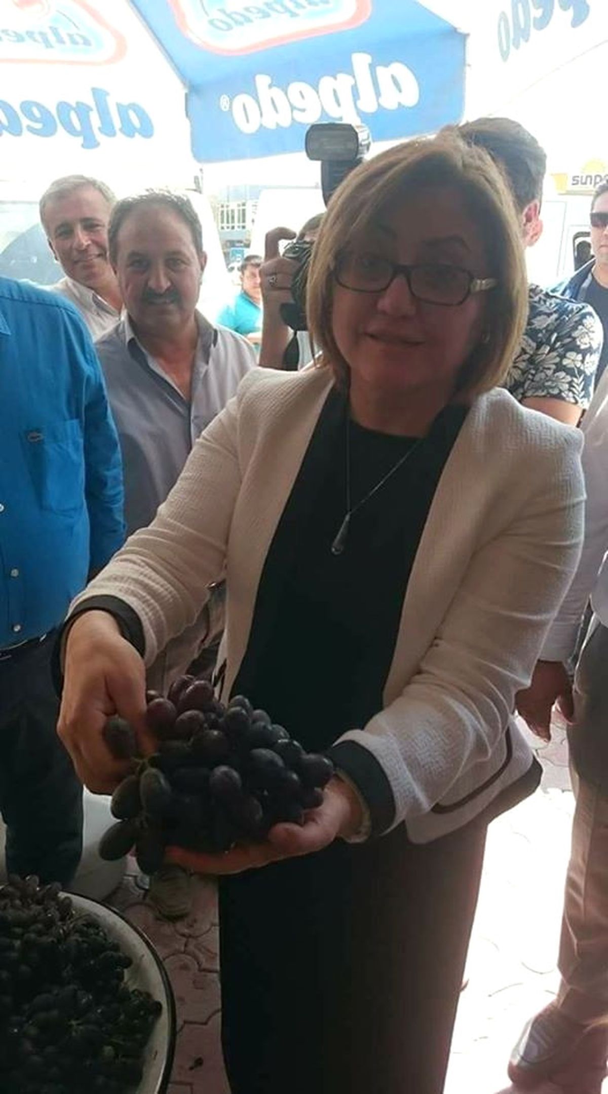 Fatma Şahin'e Kara Üzüm İkramı