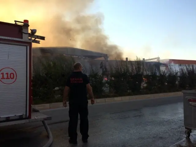 İzmir'deki Fabrikada Büyük Yangın
