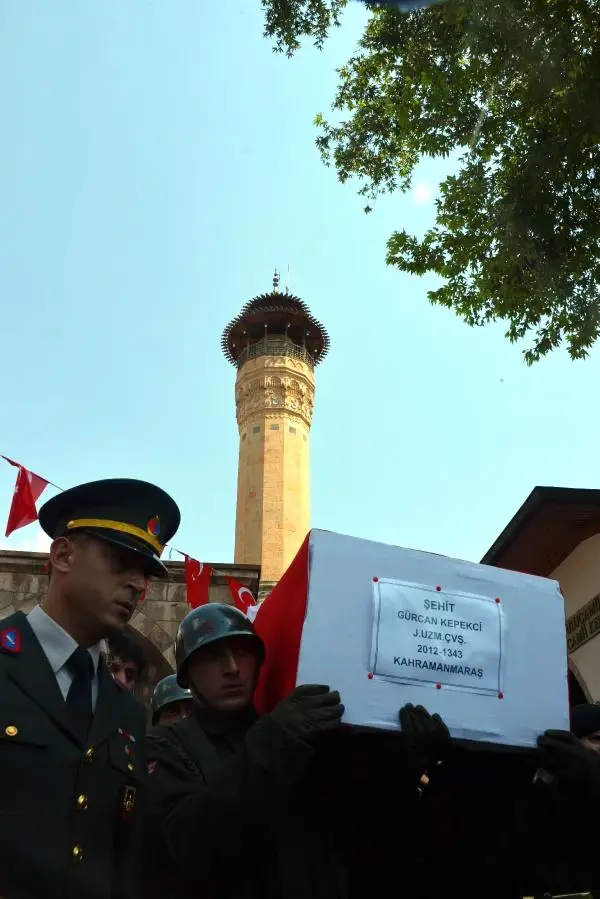 Kahramanmaraşlı Şehit Uzman Çavuş'u 5 Bin Kişi Uğurladı Kahramanmaraşlı Şehit Uzman Çavuş'u 5 Bin Kişi Uğurladı