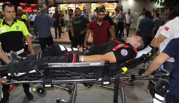 Kavga Edenleri Ayırmaya Çalışan Polis Memuruna Saldırı