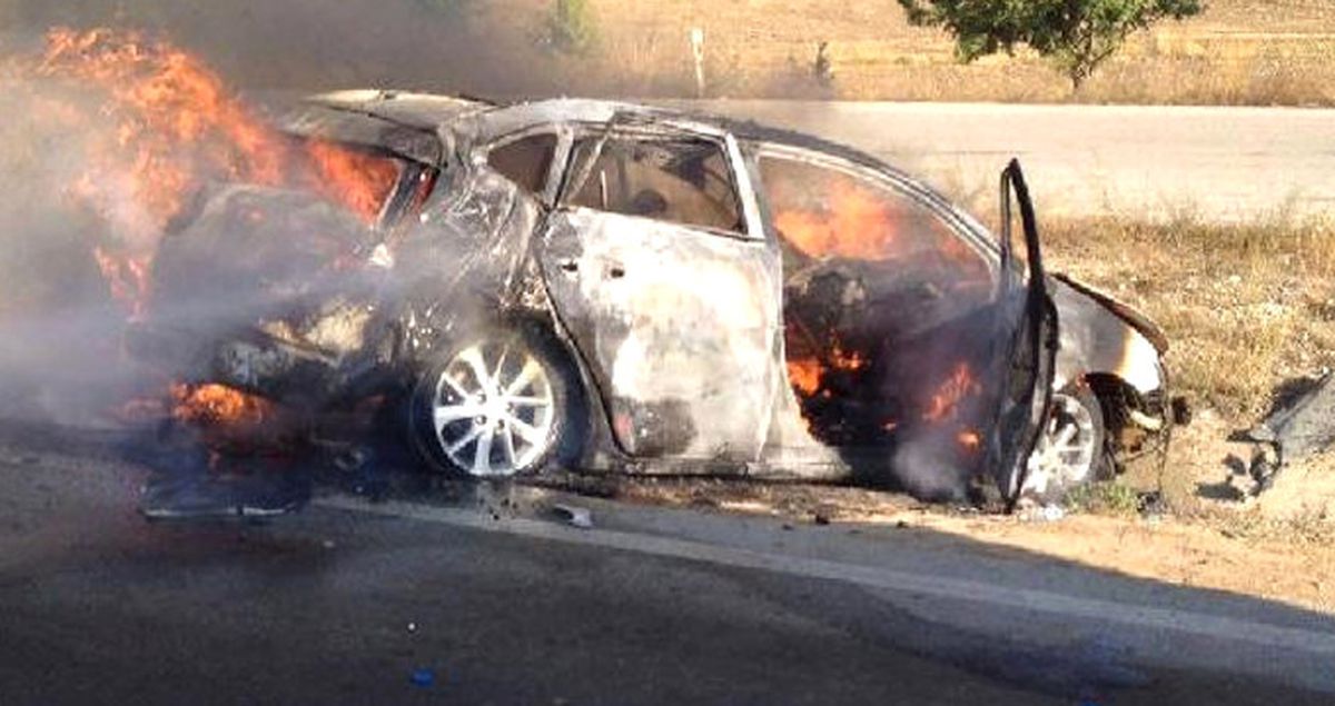 Kontrolden Çıkan Otomobil, Önce Refüje Savruldu Sonra Alev Topuna Döndü: 1 Ölü, 2 Yaralı