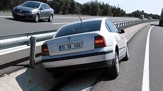 Kontrolden Çıkan Otomobil Refüjdeki Korkuluklara Çarparak Durdu
