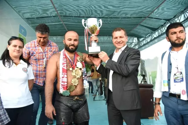 Kurtdereli'de, Altın Kemer Orhan Okulu'nun