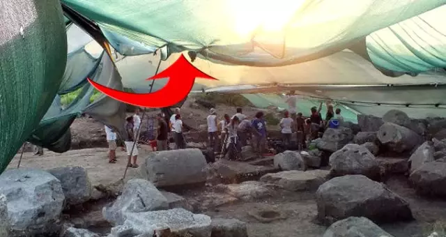 Soli Pompeiopolis Antik Kenti'ndeki Kazılarda İki Heykel Açığa Çıkarıldı Soli Pompeiopolis Antik Kenti'ndeki Kazılarda İki Heykel Açığa Çıkarıldı