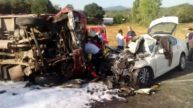 Kamyonetle Otomobil Çarpıştı: 1 Ölü, 9 Yaralı