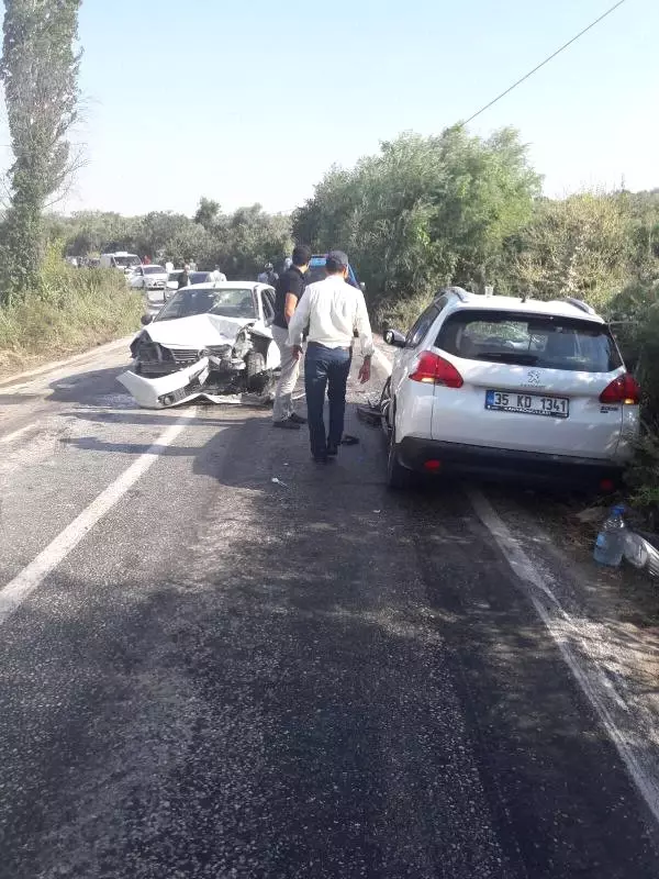 Karşı Yönlerden Gelen İki Otomobil Çarpıştı: 5 Yaralı