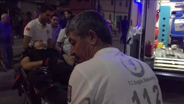 Kavgayı Ayırmak İsteyen Polise Kemerle Saldırdı