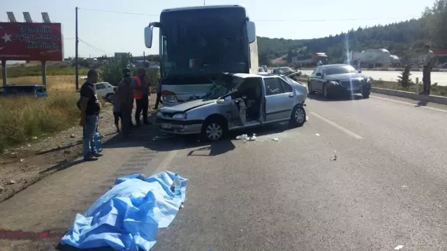 Manisa'da Otomobil ile Otobüs Çarpıştı: 2 Ölü