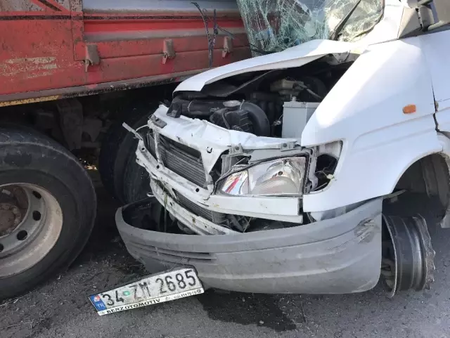 Minibüs, Emniyet Şeridindeki Kamyona Ok Gibi Saplandı: 4 Yaralı