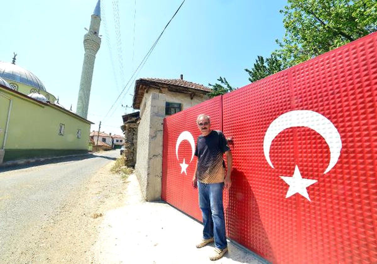 Bu Köyde Her Evin Duvar ve Kapısı Türk Bayrağı ile Boyanıyor
