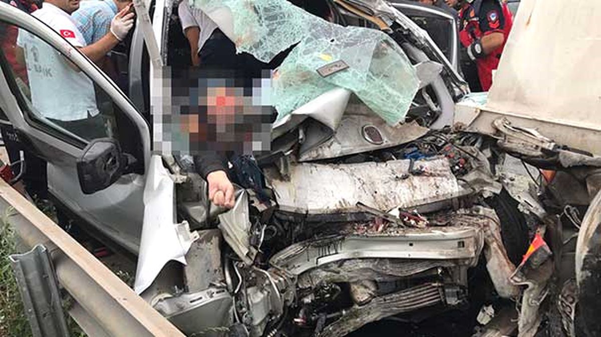 Hafif Ticari Araç, Park Halindeki TIR'a Arkadan Çarptı: 4 Ölü, 1 Yaralı