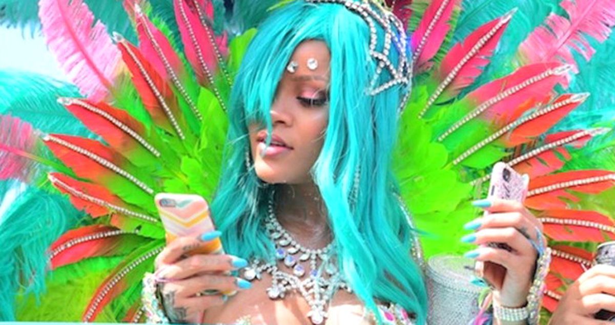 Rihanna, Festival Stiliyle 'Avatar' Filmi Karakterlerini Aratmadı