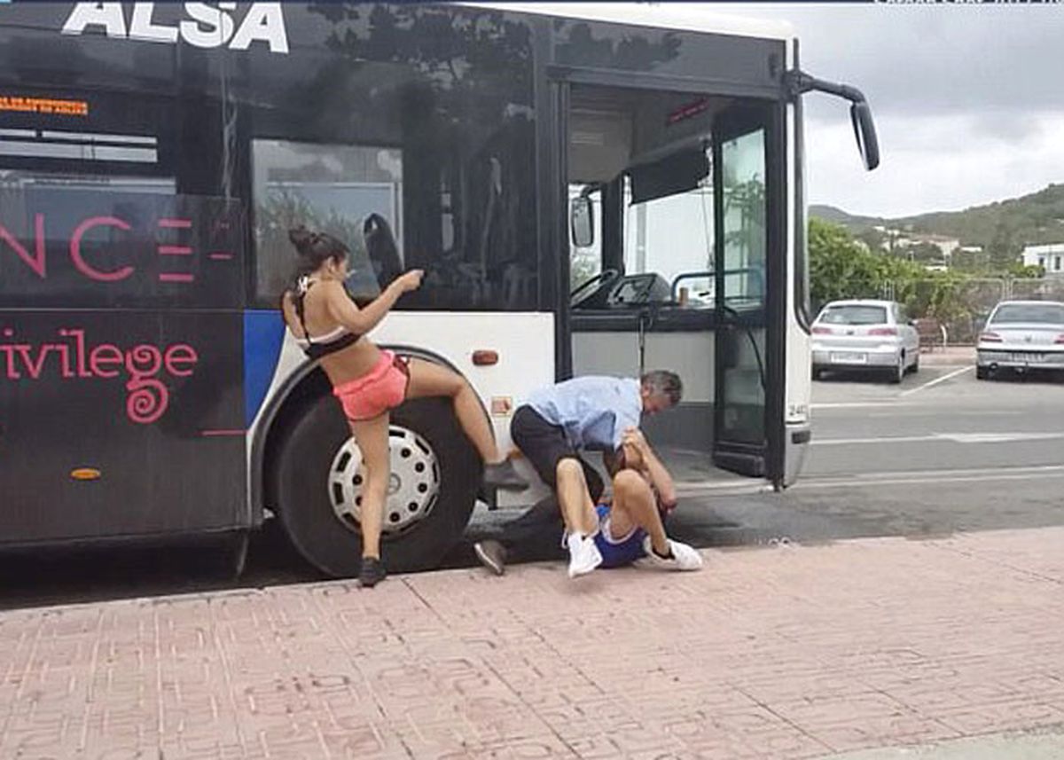 Turist Çift, Tartıştıkları Otobüs Şoförünü Tekme Tokat Dövdü