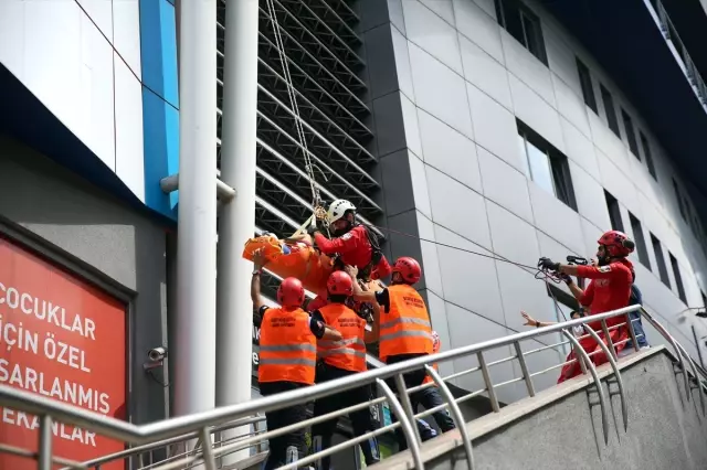 Beşiktaş'ta Deprem Tatbikatı Beşiktaş'ta Deprem Tatbikatı