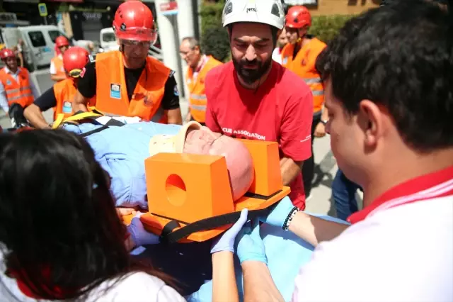 Beşiktaş'ta Deprem Tatbikatı Beşiktaş'ta Deprem Tatbikatı