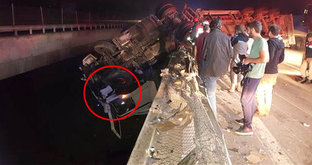 Düzce TEM Otoyolunda Kontrolden Çıkan TIR, Köprüde Asılı Kaldı