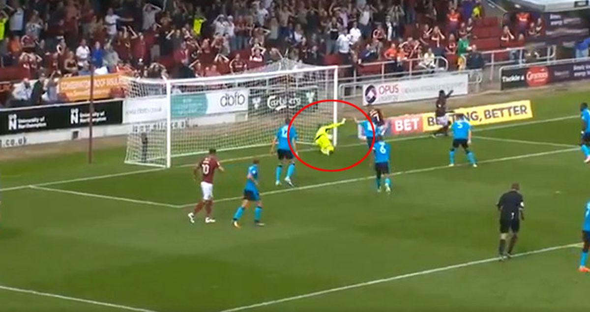 İngiliz Ekibi Fleetwood Town'un Kalecisi, Kalesinde Resmen Devleşti