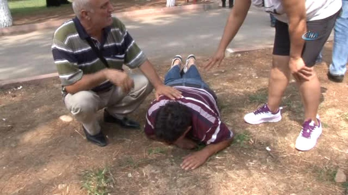 Hastane Bahçesinde Yere Yığılıp Kaldı, Vatandaş Seferber Oldu