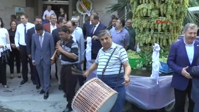 Manisa Sezonun İlk Kuru Üzümünün Kilosu 150 Liradan Satıldı Manisa Sezonun İlk Kuru Üzümünün Kilosu 150 Liradan Satıldı